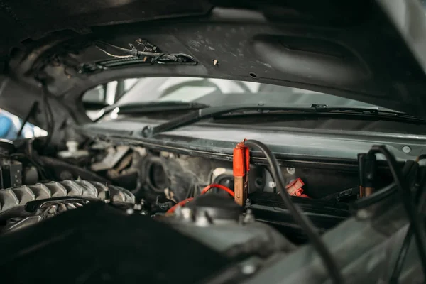 Carro Com Capuz Aberto Fio Para Recarga Bateria Ninguém Reparação — Fotografia de Stock