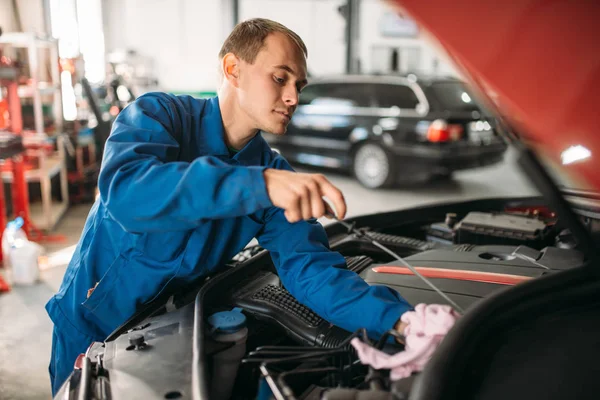 Male Technician Checks Car Engine Oil Level Dipstick Auto Service — Stock Photo, Image