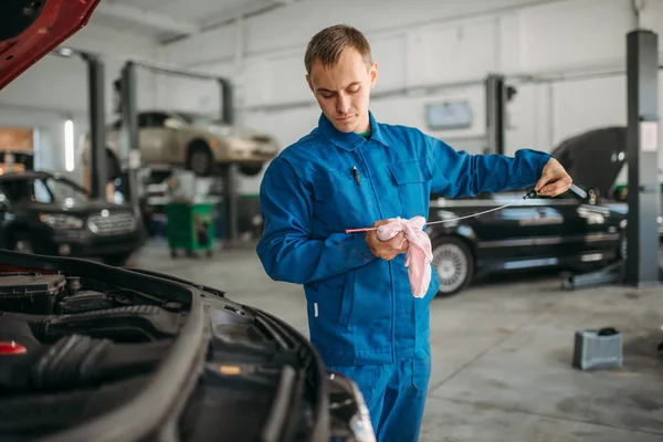 Male Technician Checks Car Engine Oil Level Dipstick Auto Service — Stock Photo, Image