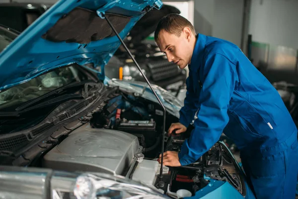 Mechanic Repairs Car Engine Motor Diagnostic Car Opened Hood Auto — Stock Photo, Image