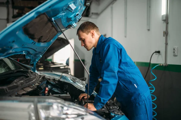 Mecánico Hace Inspección Visual Del Motor Del Coche Diagnóstico Del — Foto de Stock