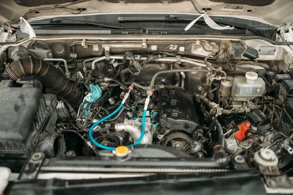 Auto Con Cappuccio Aperto Vista Vicino Sul Motore Servizio Auto — Foto Stock