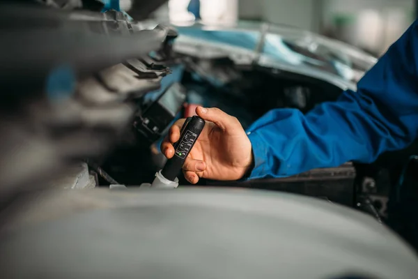 車で男性技術者チェック ブレーキ液レベル オート サービス 車両のメンテナンス 修理ツール — ストック写真