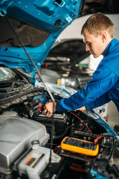 Electricista Coche Con Multímetro Comprueba Nivel Batería Auto Servicio Diagnóstico — Foto de Stock