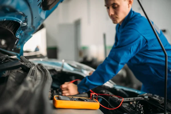 Mechanik Samochodów Multimetrem Kontrola Akumulatora Auto Serwis Pojazd Elektryczny Diagnostyczne — Zdjęcie stockowe