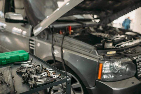 Auto Mit Geöffneter Motorhaube Batterie Aufladevorgang Autoservice Niemand Kfz Reparatur — Stockfoto