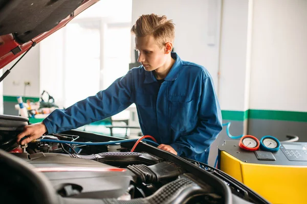 Mechanik Łączy System Klimatyzacji Dla Rozpoznania Freon Odżywka Diagnostyczne — Zdjęcie stockowe