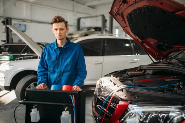 Mechanik Stoi Diagnostyczne Systemu Klimatyzacji Odżywka Inspekcji Serwis Samochodowy — Zdjęcie stockowe