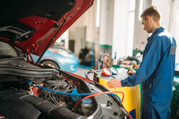 Mechaniker Pumpen Freon Die Klimaanlage Des Autos Inspektion Von Klimaanlagen — Stockfoto