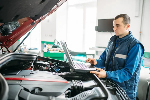 Engineer Makes Computer Diagnostics Car Autoservice Vehicle Wiring Inspection — Stock Photo, Image