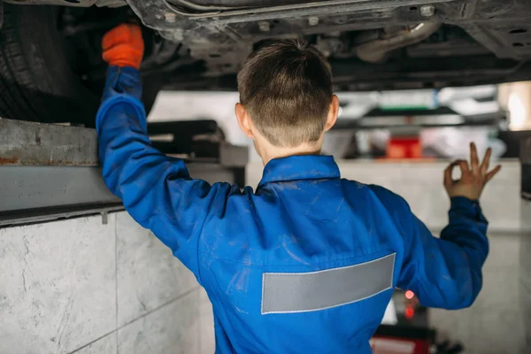 Mechanik Regulacja Kątów Kół Samochodu Stoisku Auto Service Diagnostyka Komputera — Zdjęcie stockowe