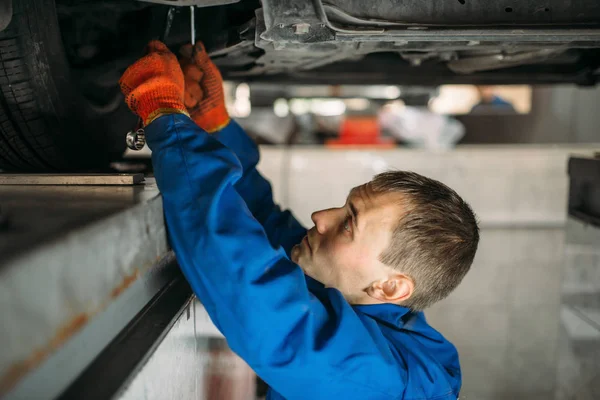 Mecánico Ajusta Los Ángulos Rueda Soporte Auto Servicio Diagnóstico Por — Foto de Stock