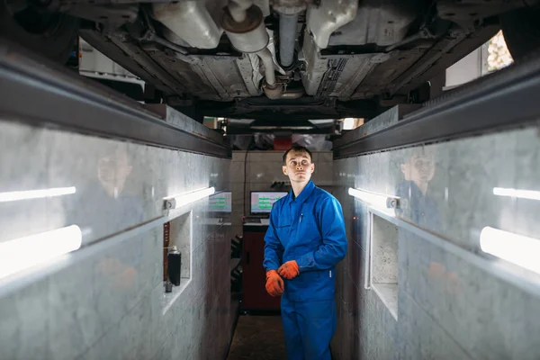 Mechanik Jámě Zkontroluje Spodek Auta Auto Servis Údržba Vozidla Rapairman — Stock fotografie