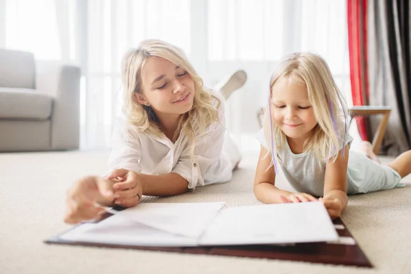 Mother Child Watching Album Lying Floor Parent Feeling Togetherness — Stock Photo, Image