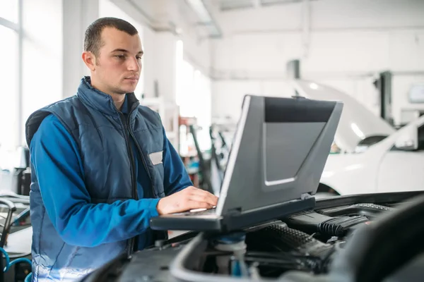 Inżynier Sprawia Diagnostyka Komputerowa Samochodów Auto Serwis Pojazd Elektryczny Kontroli — Zdjęcie stockowe