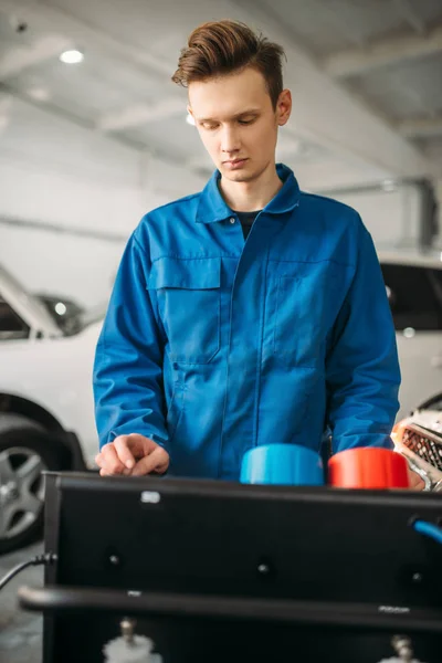 Mechanic Stands Air Conditioning Diagnostic System Conditioner Inspection Car Service — Stock Photo, Image