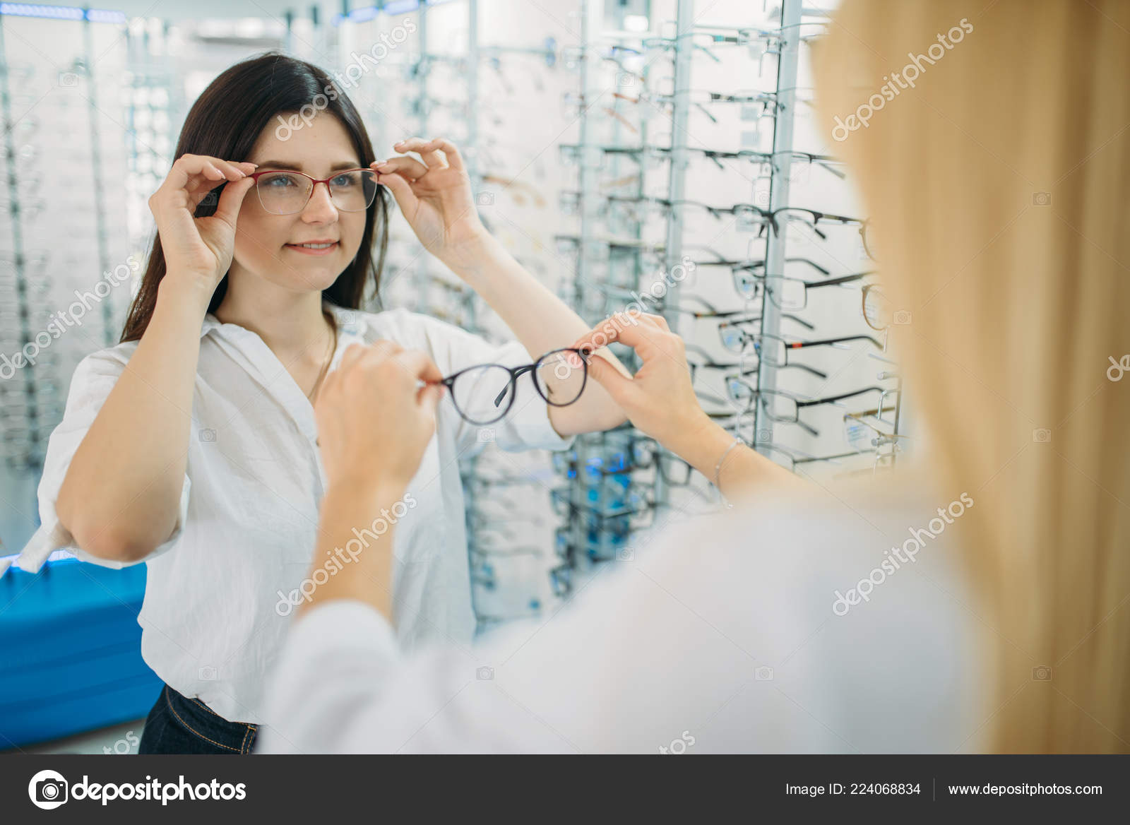Opticien Acheteur Féminin Choisit Monture Lunettes Contre Vitrine