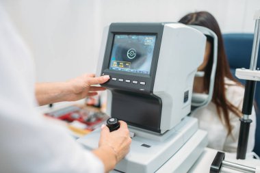 Vizyon, gözlük profesyonel seçim bilgisayar tanılama. Gözlükçü kabine olarak görme muayene