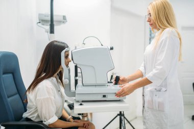 Bilgisayar tanılama vizyon, gözlük profesyonel seçimi. Gözlükçü kabine içinde muayenesinden. Hasta ve Doktor, göz bakım danışmanlık, gözlük diyoptri seçimi