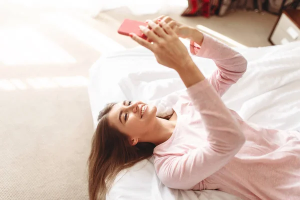 Young Woman Lies Bed Using Phone Good Morning Bedroom Interoir — Stock Photo, Image