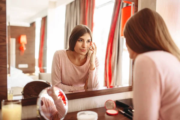 Jonge Vrouw Pyjama Voor Spiegel Slaapkamer Vrouwelijke Persoon Zorgt Voor — Stockfoto