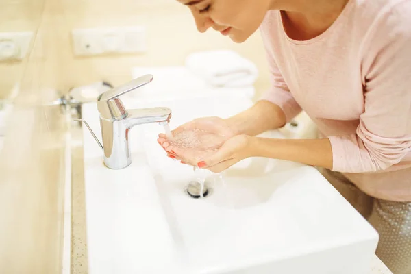 Młoda Kobieta Myje Jej Twarz Umywalka Łazience Osoby Płci Żeńskiej — Zdjęcie stockowe
