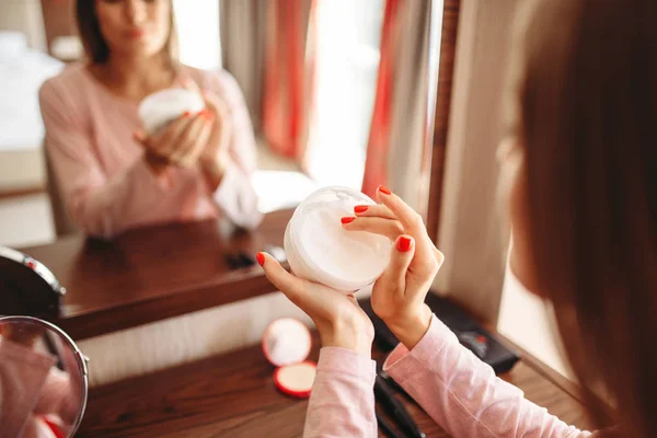 Νεαρή Γυναίκα Εφαρμόζεται Κρέμα Χεριών Δέρματος Στο Καθρέφτη Στο Υπνοδωμάτιο — Φωτογραφία Αρχείου