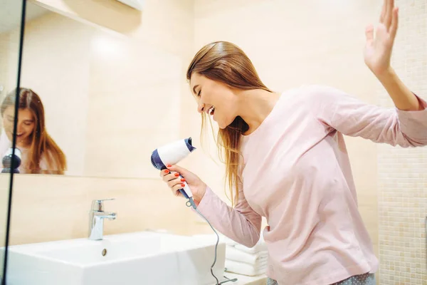 Giovane Donna Coccole Con Asciugacapelli Allo Specchio Bagno Persona Femminile — Foto Stock