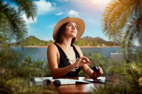 Nette Frau Badeanzug Und Strohhut Tisch Palmen Meer Und Paradiesinsel — Stockfoto