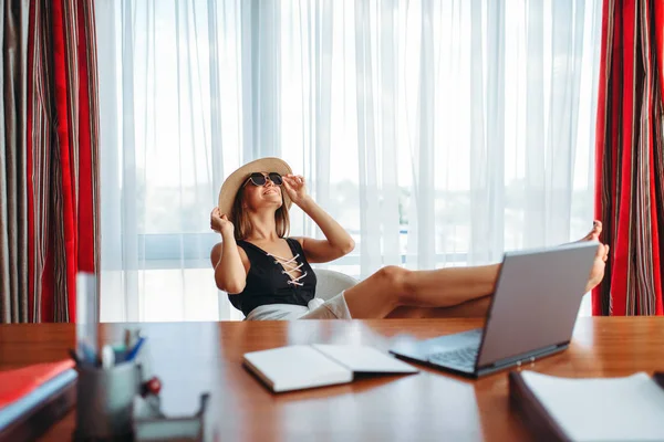 Young Businesswoman Sitting Table Office Dreaming Vacation — Stock Photo, Image