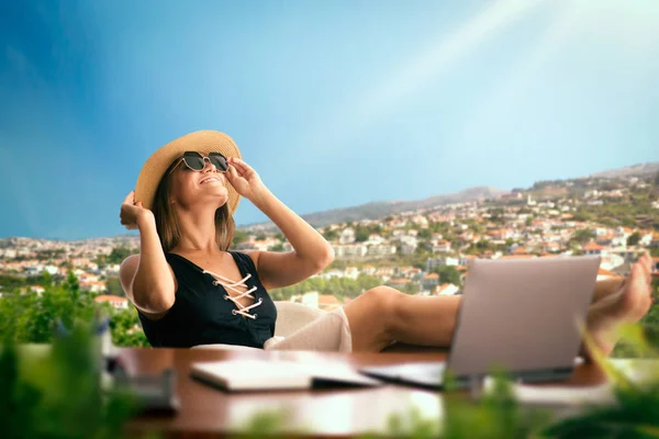 Frau Badeanzug Bürotisch Beim Nachdenken Über Eine Reisende Landschaft Hintergrund — Stockfoto