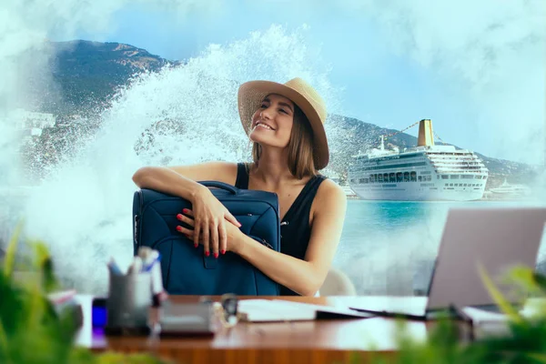 可爱的女人与手提箱在桌子上 渡轮和天堂岛的背景 关于度假概念的梦想 对旅行想法的白日梦 — 图库照片