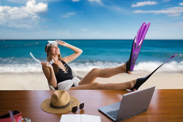 可爱的女人在泳衣和拖鞋在桌子上 棕榈树 海洋和天堂岛的背景 梦想着一个度假的概念 白日梦 — 图库照片