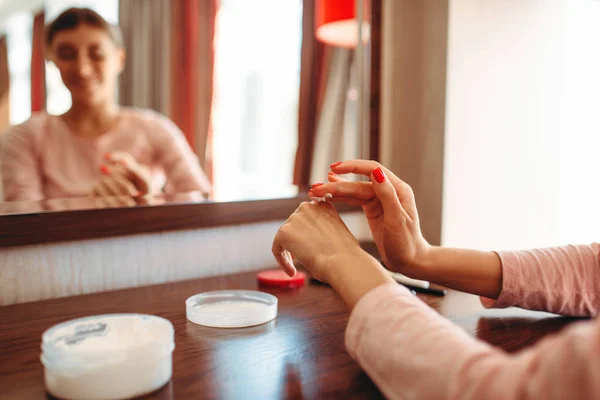 Jonge Vrouw Geldt Handcrème Voor Huid Spiegel Slaapkamer Ochtend Skincare — Stockfoto