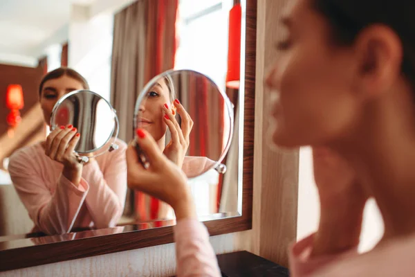 Ung Kvinna Gör Makeup Framför Spegeln Sovrummet Kvinnliga Person Vårdar — Stockfoto