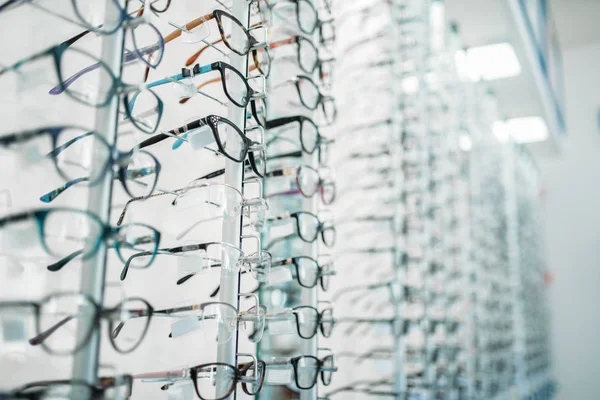 眼镜和太阳镜展示在光学店 没有人 眼睛视觉保护 货架上的光学商店配件 — 图库照片
