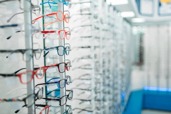 Brillen Und Sonnenbrillenvitrine Optikgeschäft Niemand Augenschutz Optisches Ladenzubehör Regal — Stockfoto