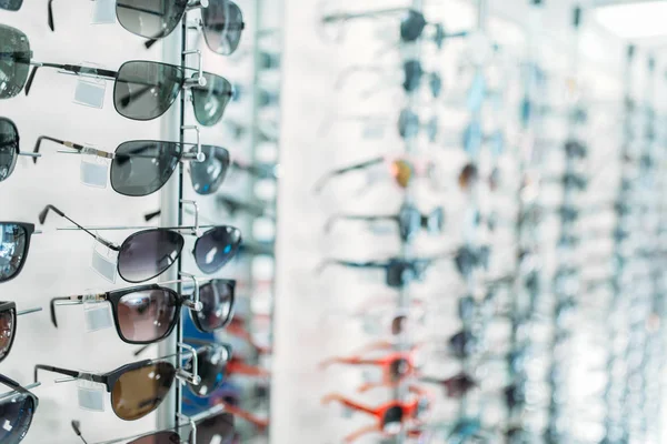 Brillen Und Sonnenbrillenvitrine Optikgeschäft Niemand Augenschutz Optisches Ladenzubehör Regal — Stockfoto