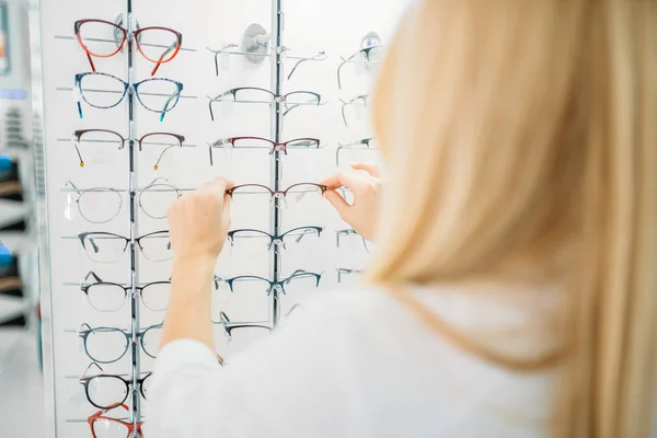 Ženský Optometristy Ukazuje Brýle Optika Úložiště Výběr Brýlí Profesionální Optik — Stock fotografie