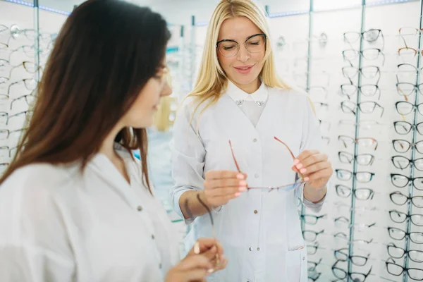 Kadın Gözlükçü Gözlük Optik Mağaza Müşteri Için Gösterir Gözlük Seçimi — Stok fotoğraf