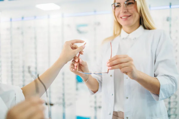 Vrouwelijke Opticien Klant Shooses Bril Optica Winkel Selectie Van Brillen — Stockfoto