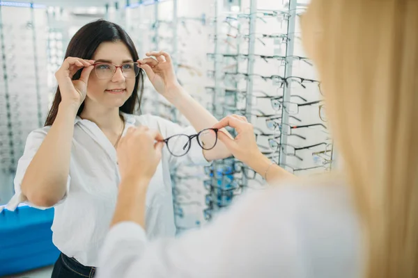Female Optician Buyer Chooses Glasses Frame Showcase Eyeglasses Optics Store — Stock Photo, Image