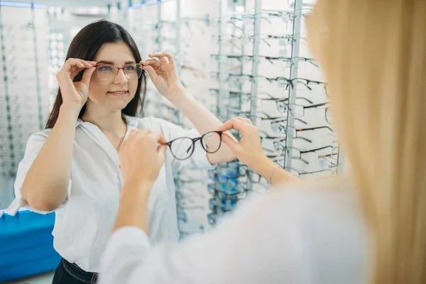 Óptica Femenina Comprador Elige Marco Gafas Contra Escaparate Con Gafas —  Fotos de Stock