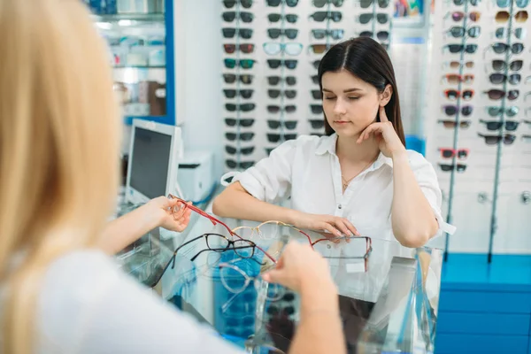 Femme Opticien Femme Choisit Monture Lunettes Magasin Optique Sélection Lunettes — Photo