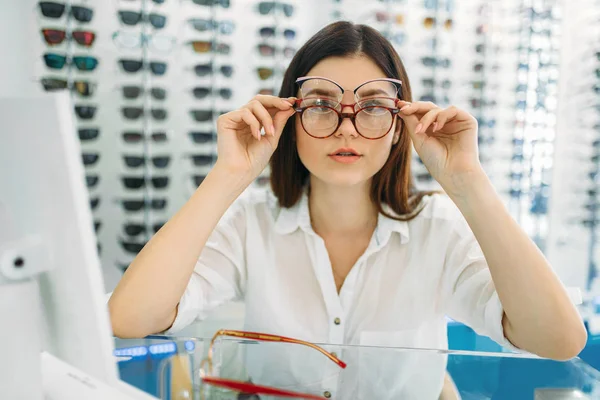 Mujer Comprador Prueba Muchas Gafas Mismo Tiempo Tienda Óptica Escaparate — Foto de Stock