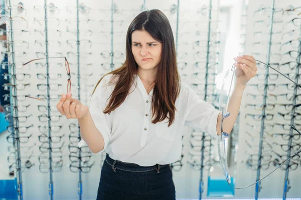 Surprised Lady Holds Huge Decorative Glasses Optic Store Showcase Spectacles — Stock Photo, Image