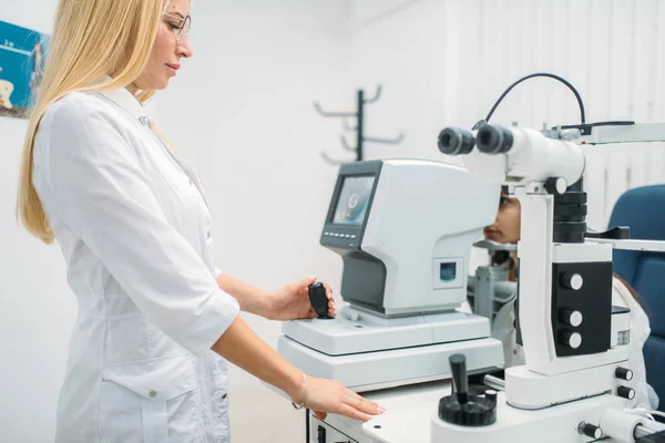 Computer Diagnostiek Van Visie Professionele Keuze Van Glazen Onderzoek Van — Stockfoto