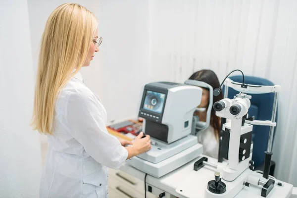 计算机诊断视觉 专业选择眼镜 在配镜柜中进行视力测试 患者和医生 眼科护理咨询 眼镜报告选择 — 图库照片