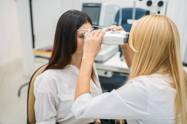 眼鏡キャビネット ビジョン 眼鏡の専門の選択の診断で視力テスト 患者さんと医師 専門家 眼科に相談 — ストック写真