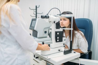Gözlükçü kabine, vizyonu, gözlük lens profesyonel seçim tanılama muayenesinden. Hasta ve Doktor, göz hastalıkları uzmanı ile istişare